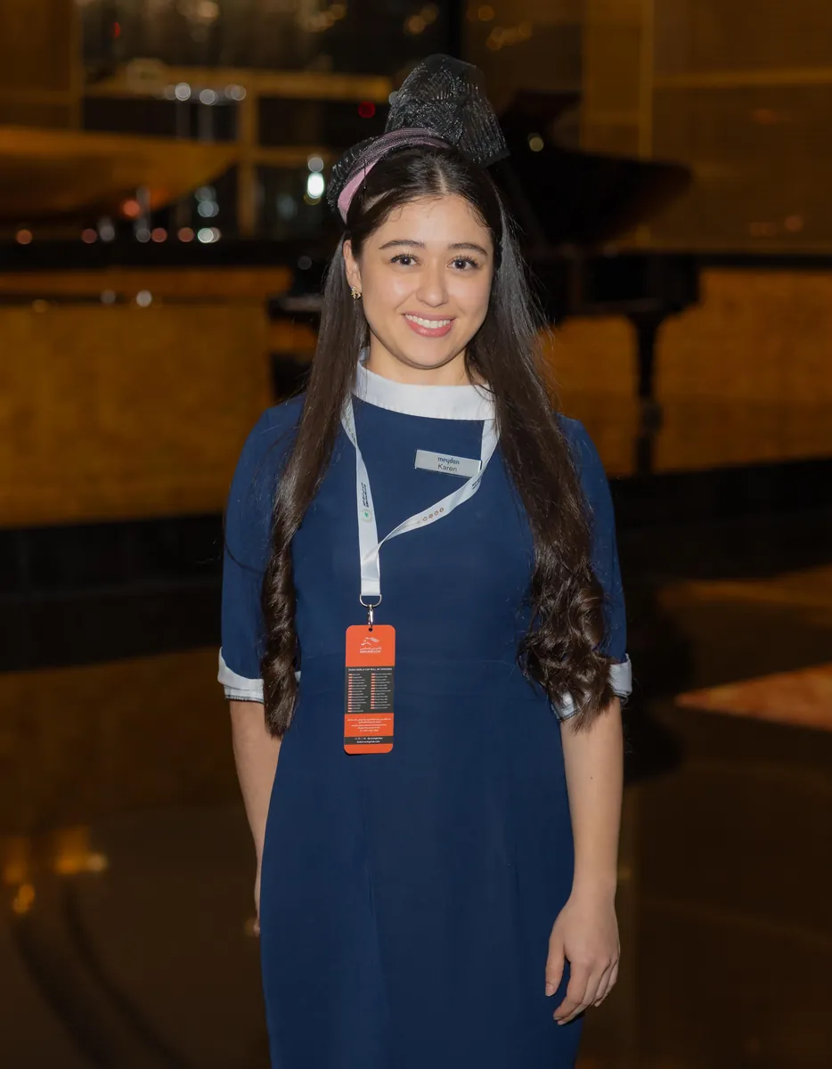 Practicante STC con uniforme en el lobby de un hotel
