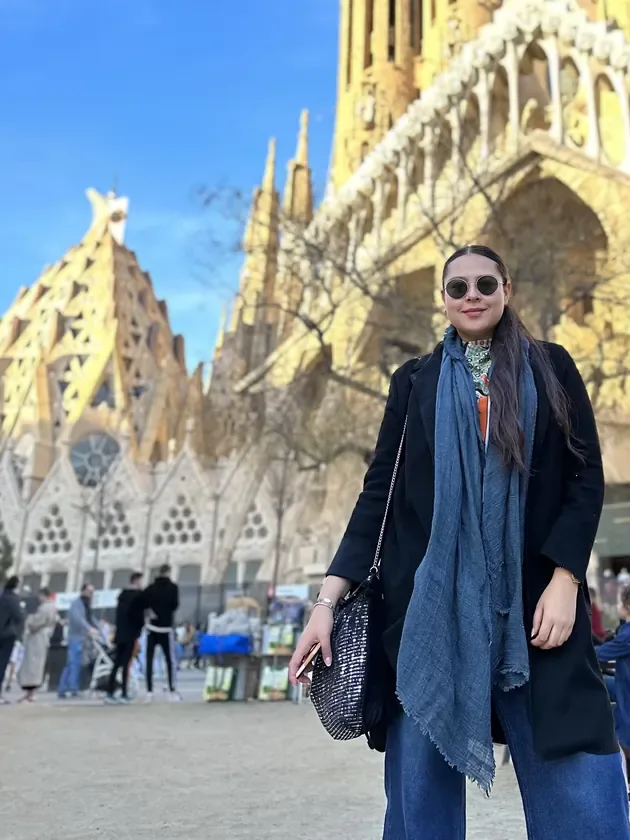 Viajera STC frente a la Sagrada Familia en Barcelona