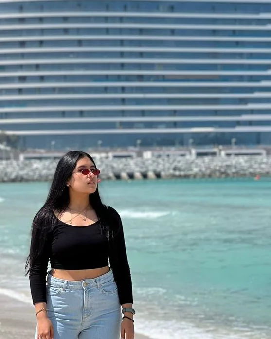 Viajera STC en una playa de Dubái
